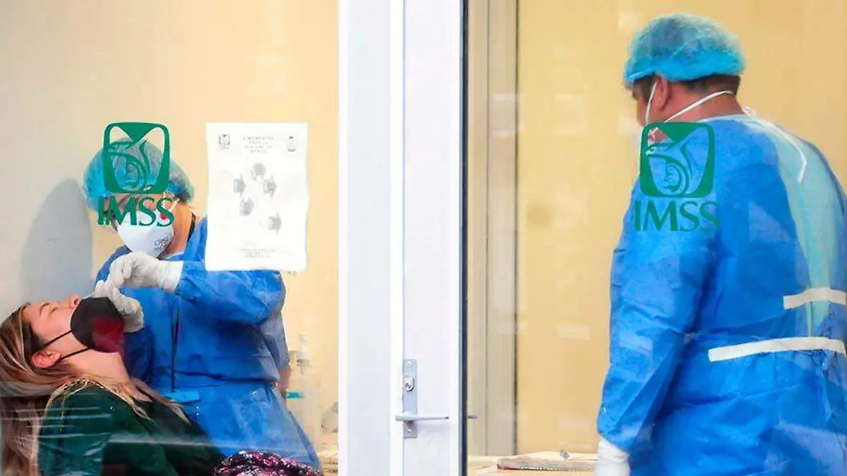 Médicos realizando pruebas de Covid