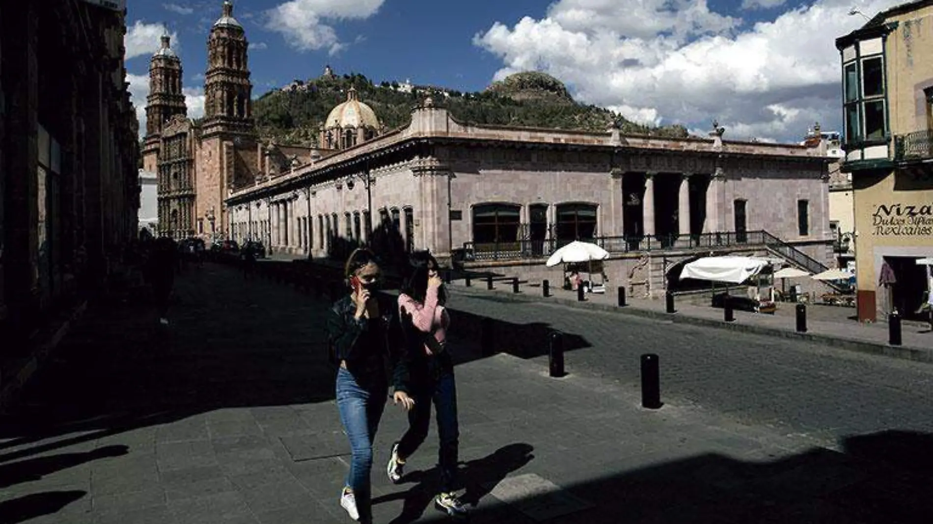 jóvenescaminandoenelcentrohistóricodezacatecas