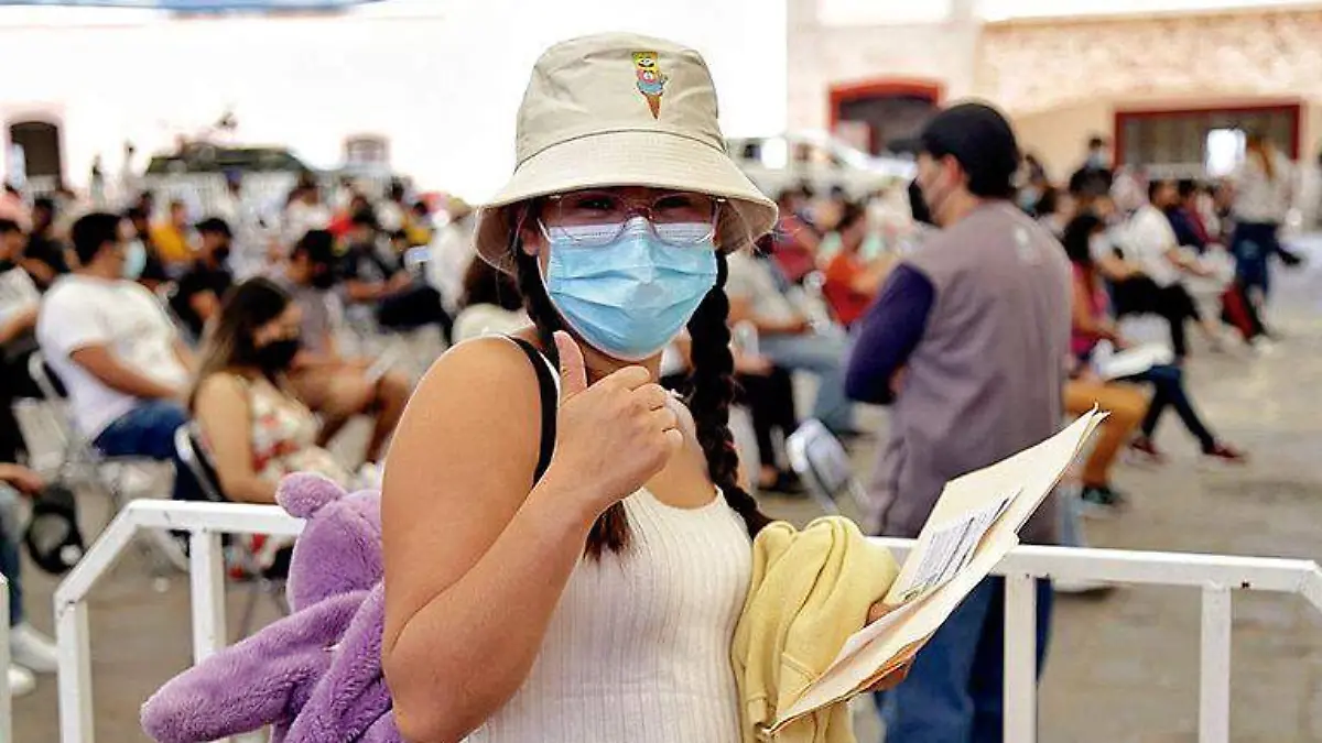 Joven saluda animosamente luego de recibir la vacuna contra Covid-19