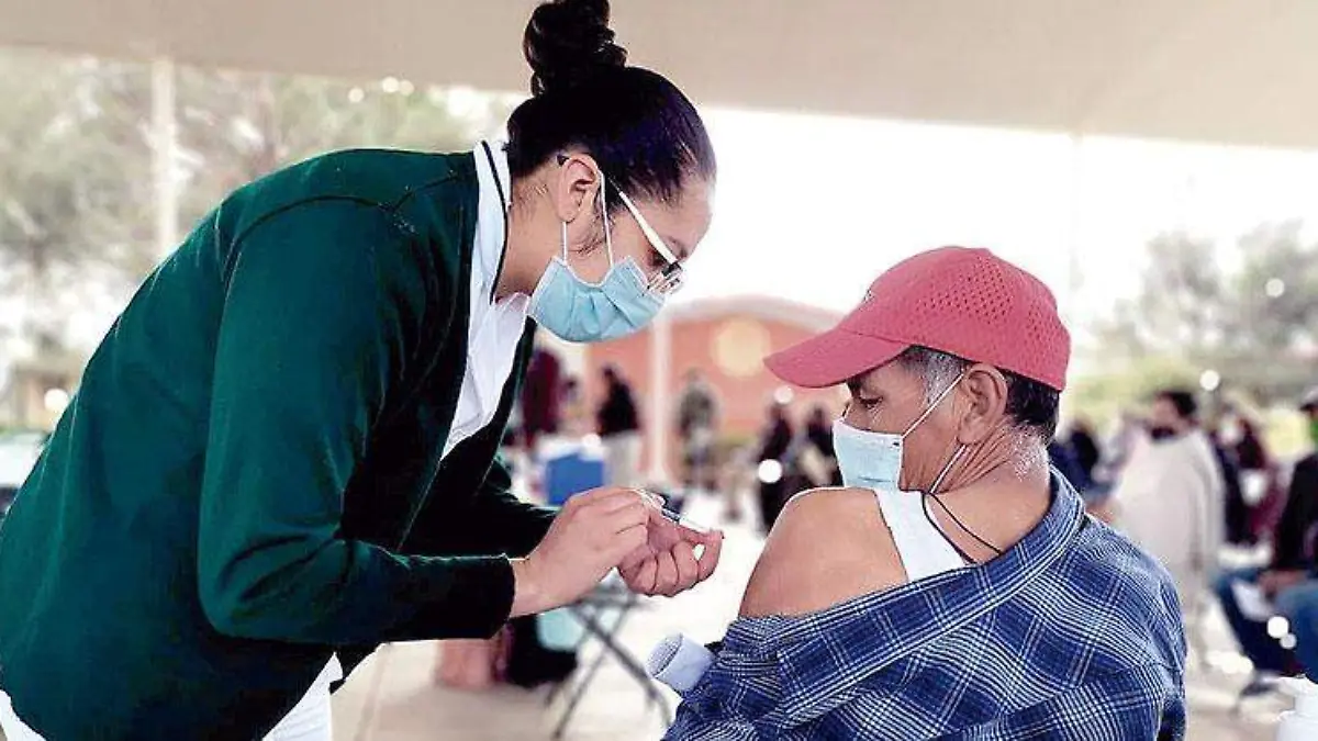 Hombrerecibiendoaplicacióndevacuna