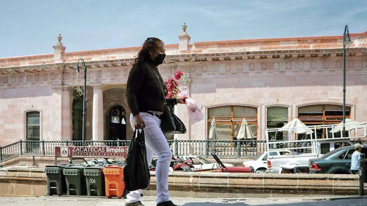 mujerconcubrebocasenelcentrodezacatecas