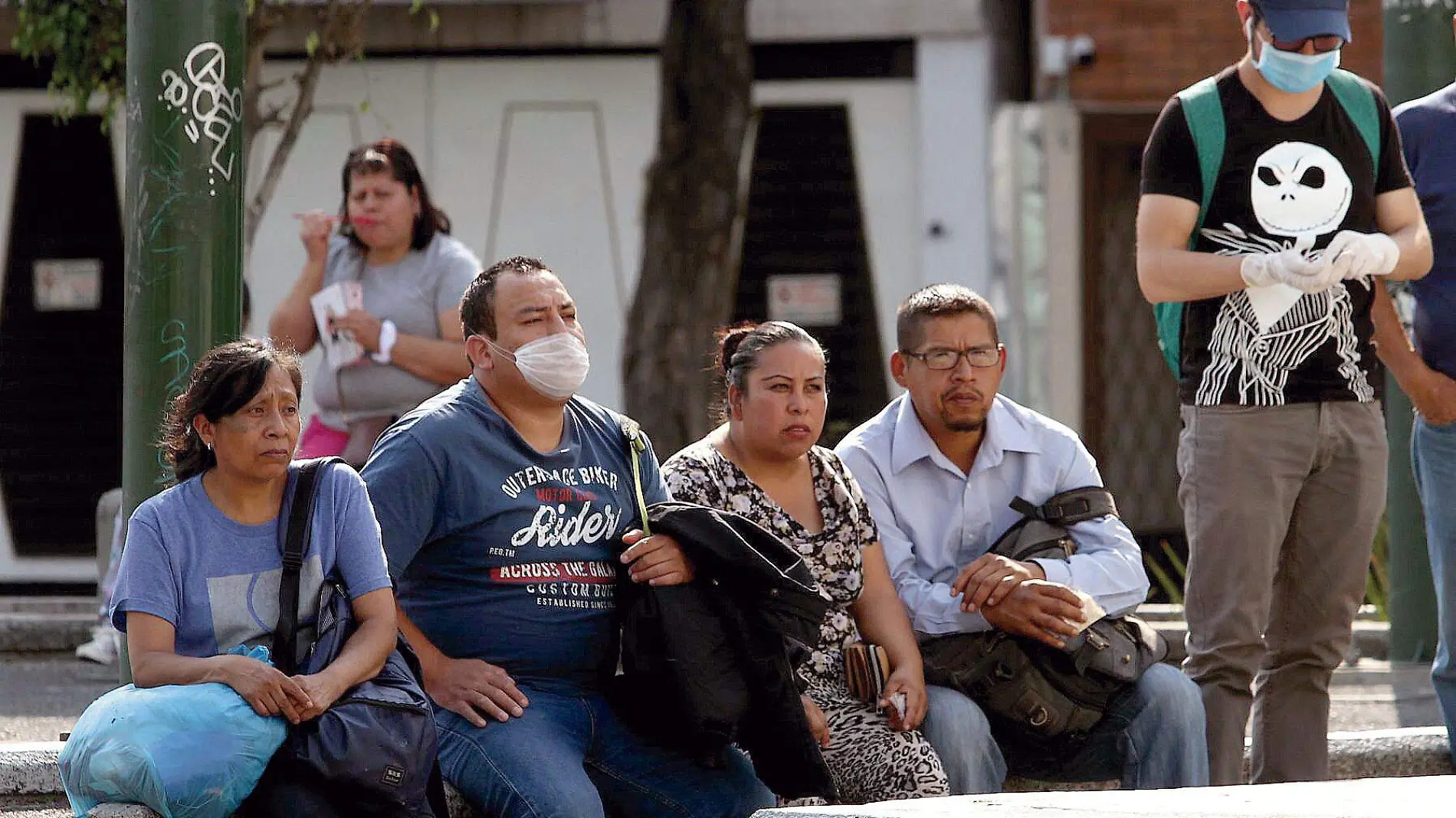 personas-con-sobrepeso-descansando-en-la-vía-pública