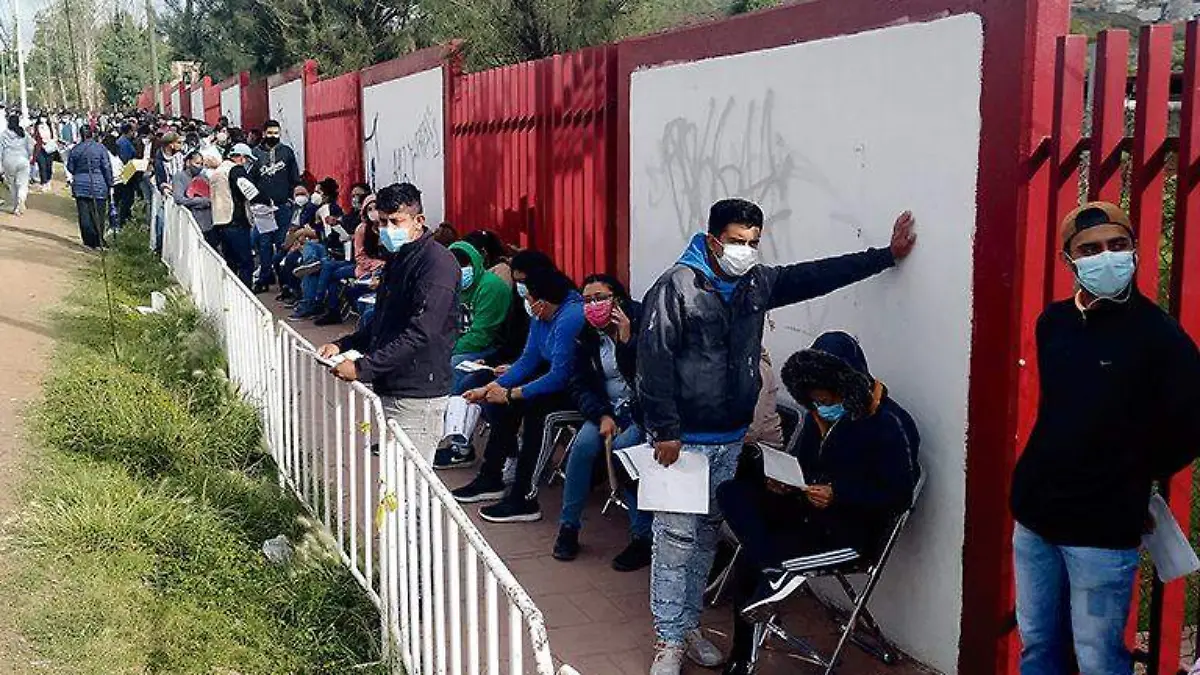 Inició la jornada de vacunación contra el coronavirus en los municipios de Guadalupe y Zacatecas a los jóvenes de 18 años y más, hubo largas filas
