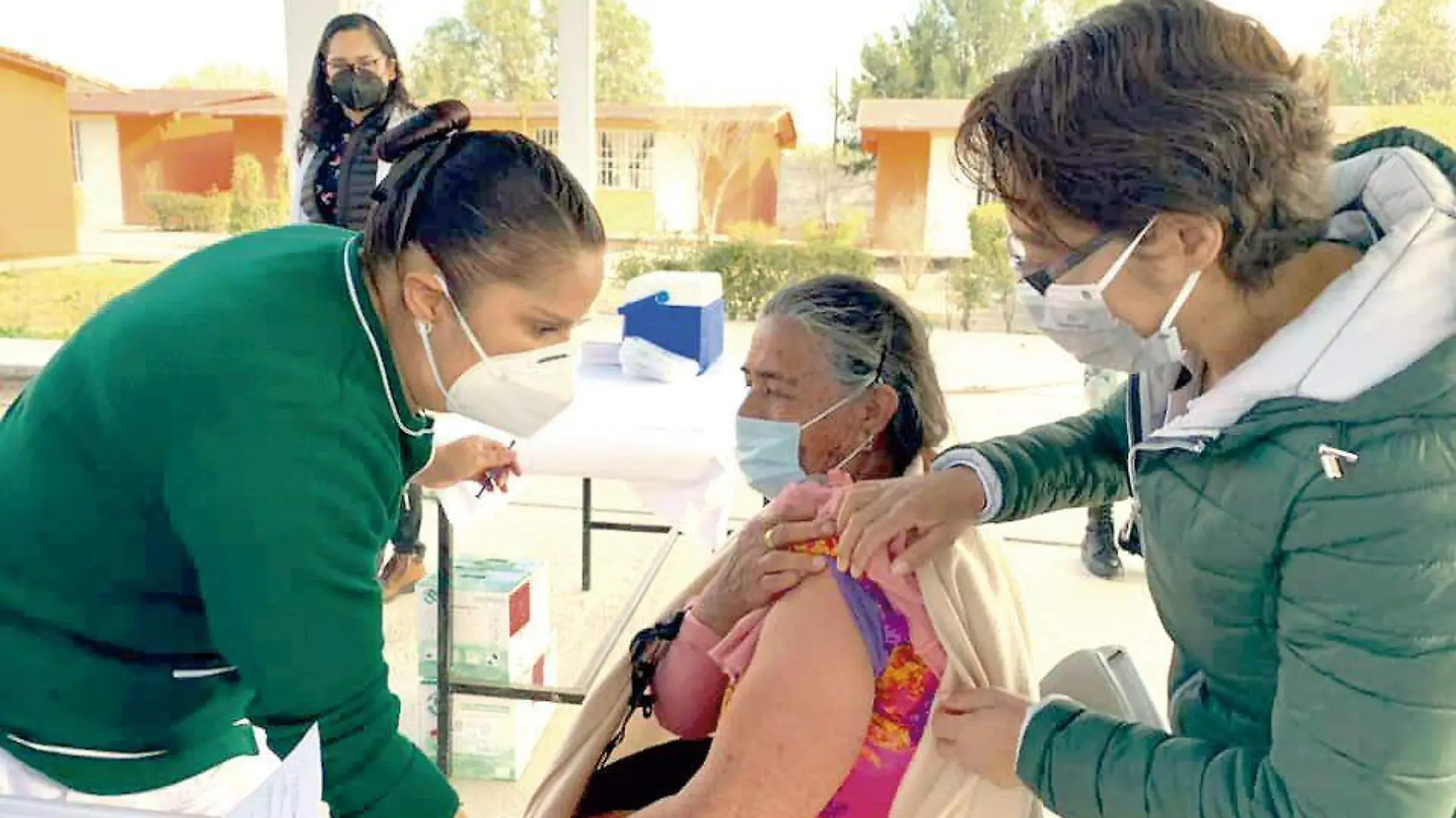 mujer-recibiendo-la-vacuna-de-enfermeras-del-imss