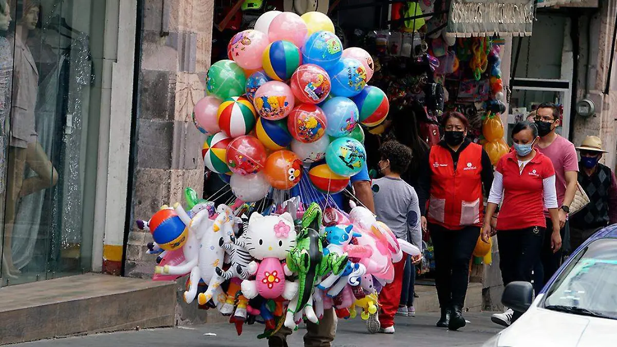 Personas con cubrebocas en el centro de Zacatecas