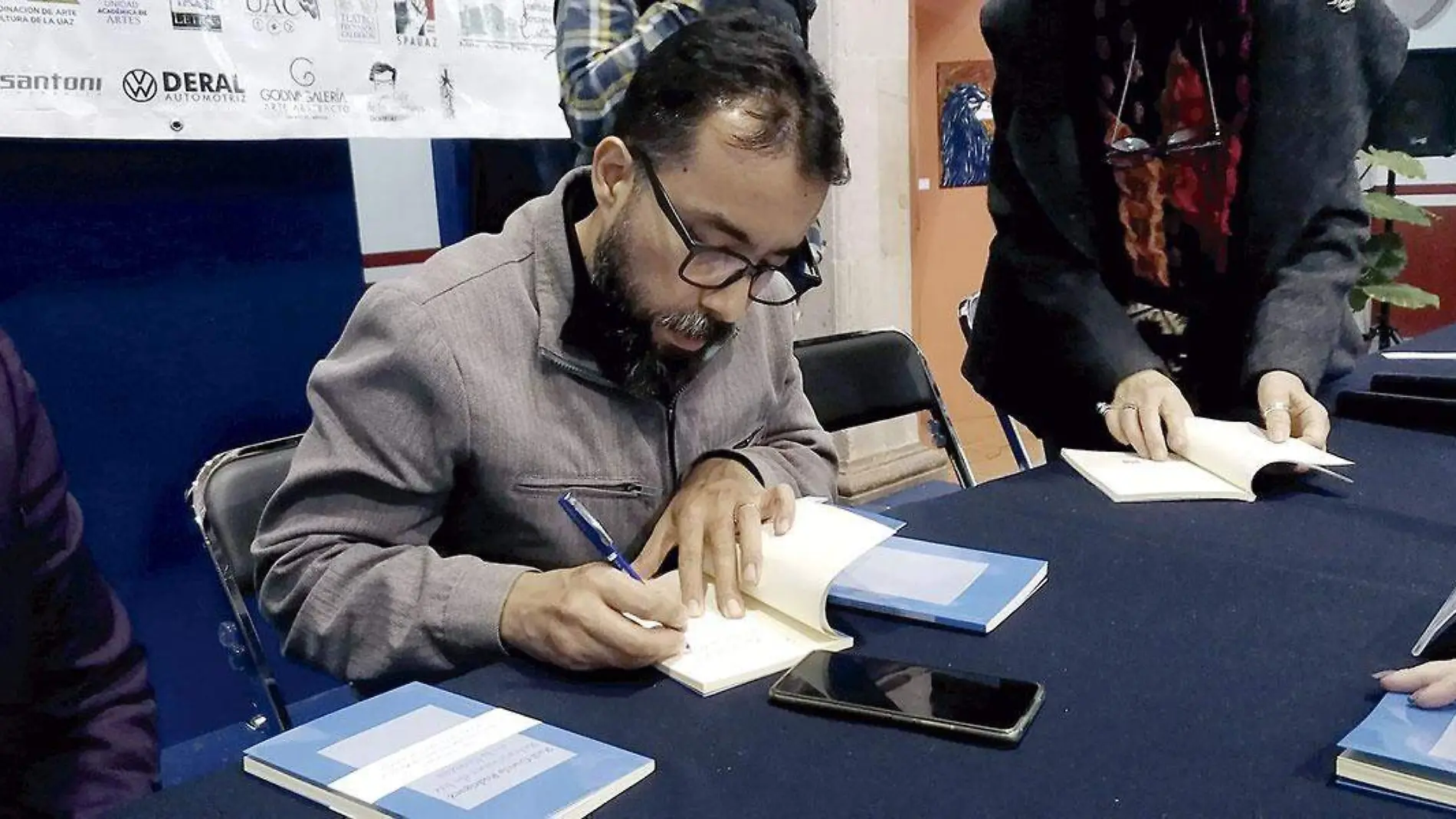 Raúl-García-autografiando-alunos-libros