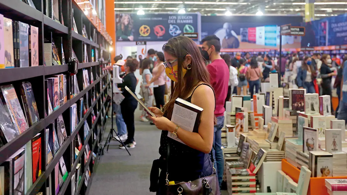 Mujer seleccionando un libro