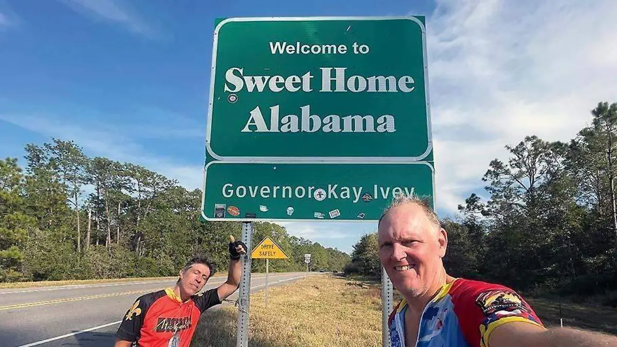 El pastor Doug Pagitt (D) recorrió en bicicleta dos mil 500 kilómetros a lo largo de la frontera entre Estados Unidos y México