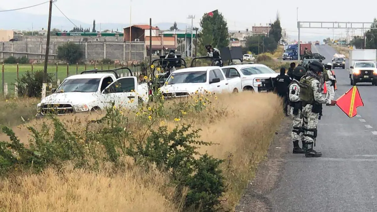 Fueron hallados los cuerpos de dos hombres a orilla de carretera