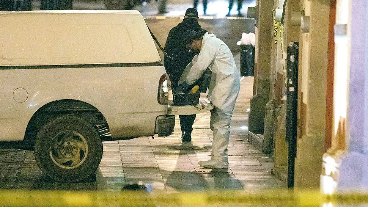 Peritos de la Fiscalía General de Justicia en zona de intervención