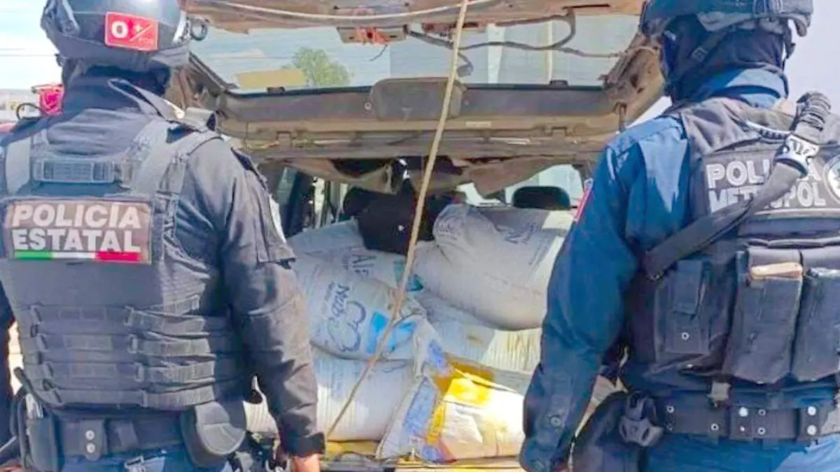 Elementos policiales durante aseguramiento de mercancía robada