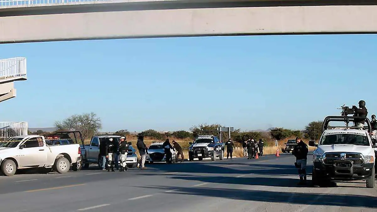 Cuerpos policiacos se concentraron en el lugar donde fueron descubiertos tres cuerpos pendiendo de un puente peatonal en Fresnillo, Zacatecas
