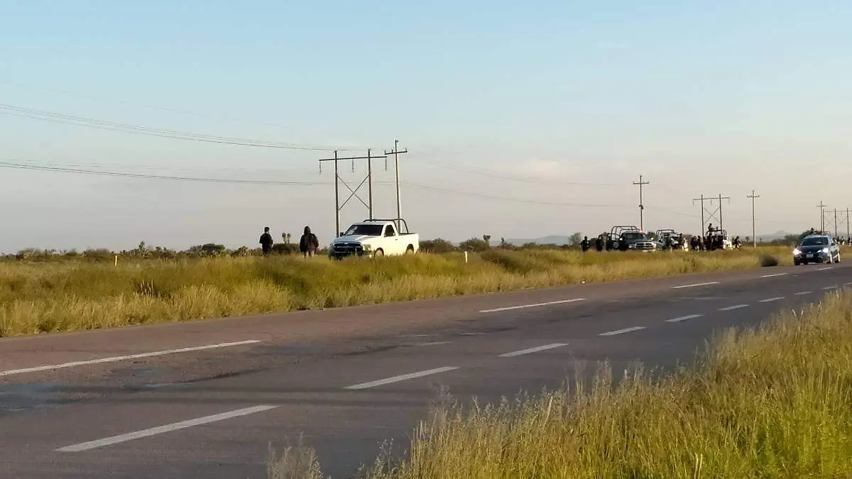 Elementos de cuerpos policiacos acordonaron el lugar donde fueron descubiertos los cadáveres