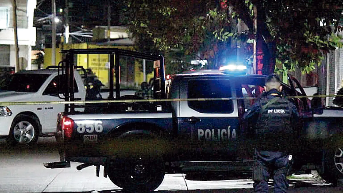 Elementos de la policía estatal vigilan zona de intervención luego de un asesinato en la ciudad de Fresnillo, Zacatecas