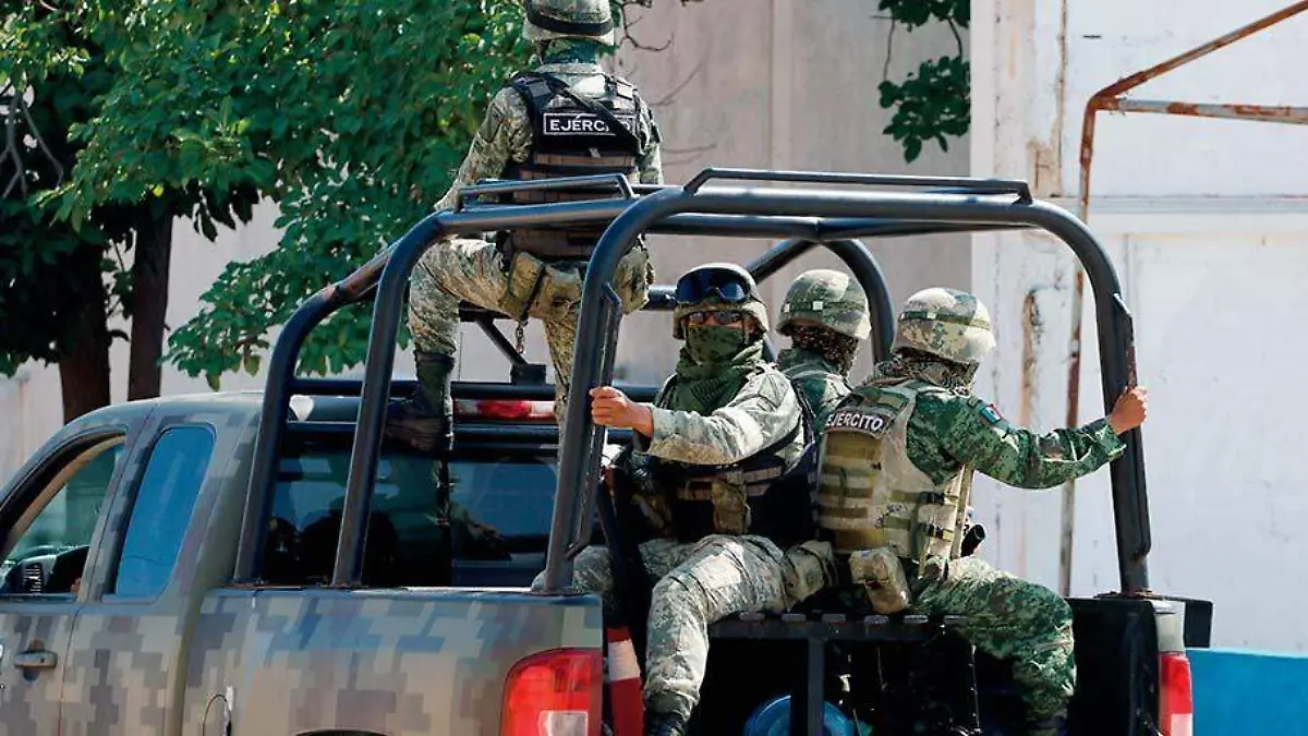 Elementos del Ejército patrullando una zona de la ciudad