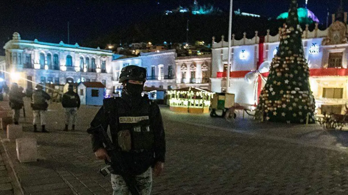 Elemento de la Guardia Nacional en zona de intervención en la Plaza de Armas