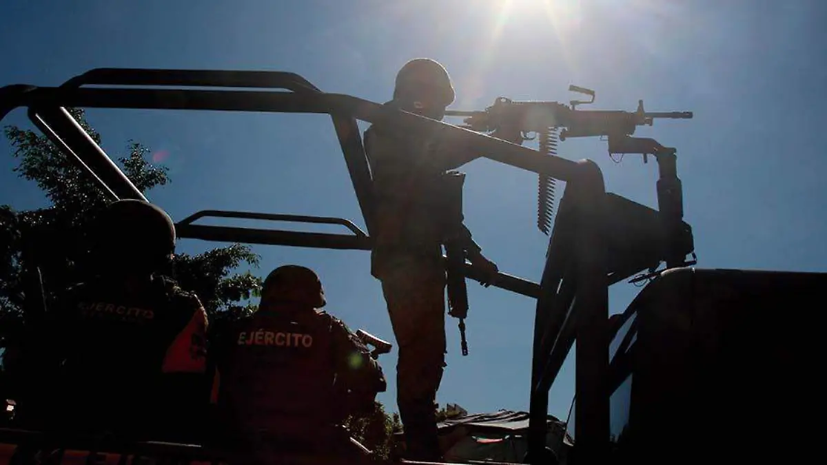 Siluetas de soldados sobre un camión patrulla