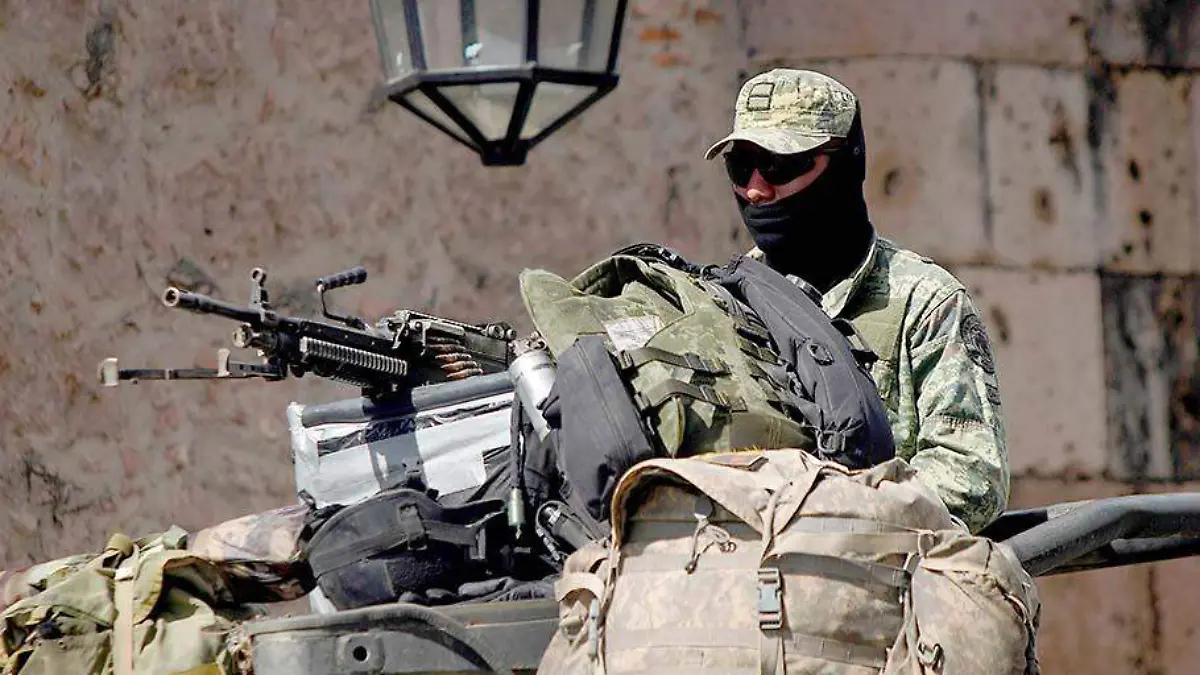 Militar vigilando zona de conflicto