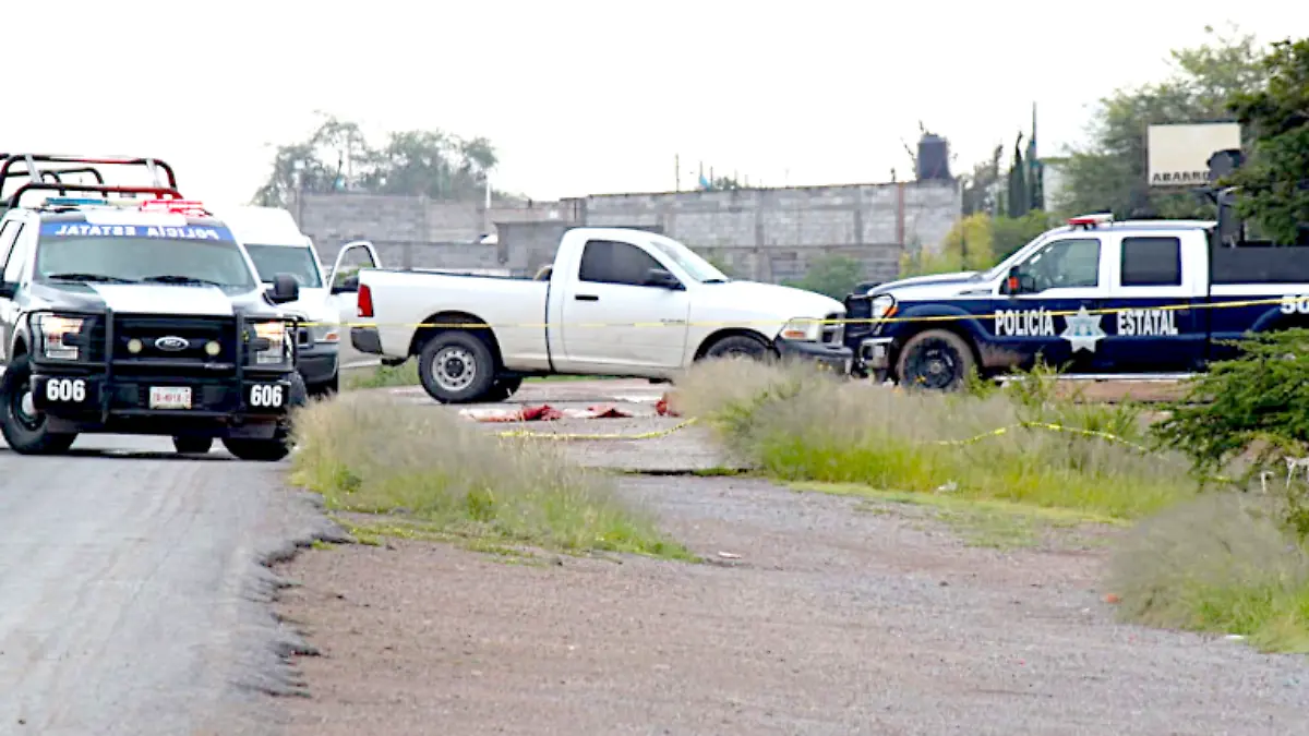Elementos de la Policía Estatal y de Investigación cerraron la carretera en ambos sentidos, para que los peritos realizaran sus labores
