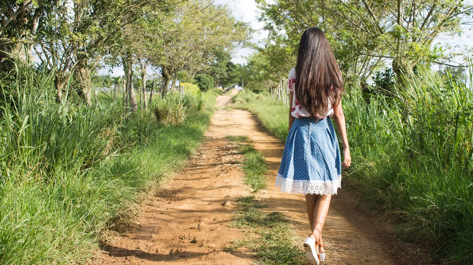 dirt-road-fashion-girl-144474