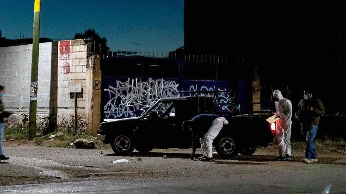 Peritos resguardan los indicios de un homicidio en el municipio de Guadalupe, Zacatecas