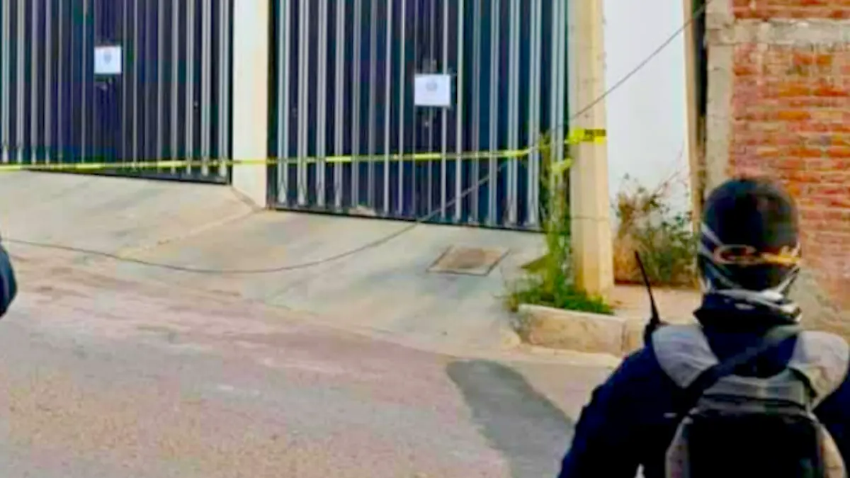 Elementos de la policía resguardan una vivienda que era utilizada por integrantes de un grupo delincuencial