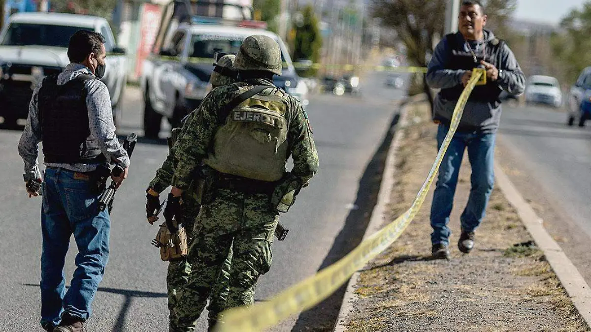 Peritos-y-militares-en-zona-de-intervención