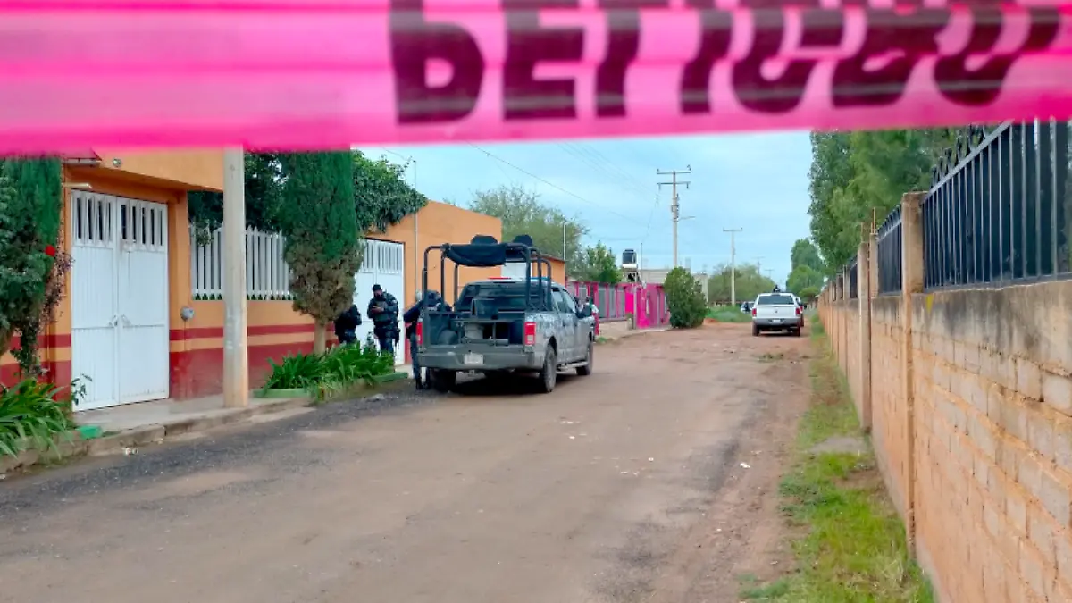 Elementos de la Policía Estatal acordonan el lugar donde ocurrió el ataque armado