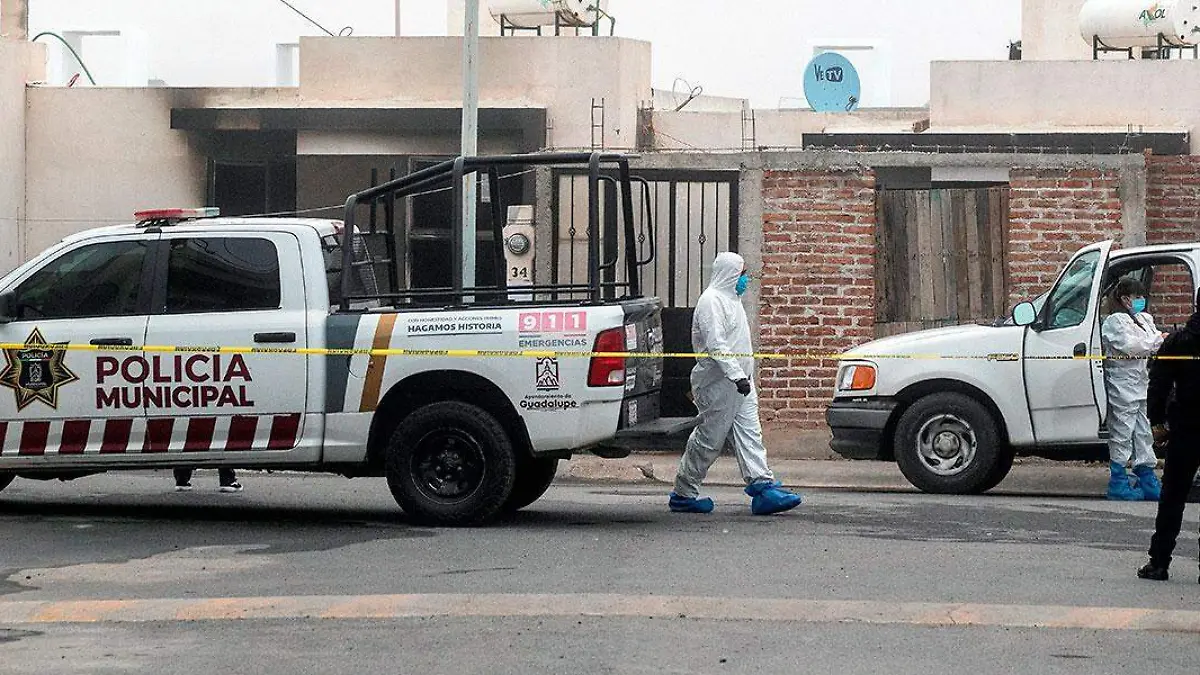 Policías-en-vivienda-donde-asesinaron-a-una-familia