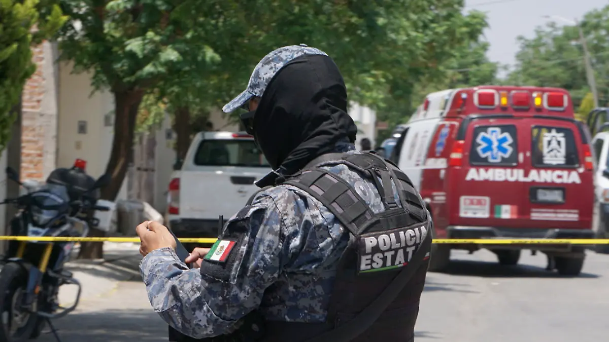 Elemento de la Policía Estatal Preventiva acordona la zona donde se registró un ataque armado
