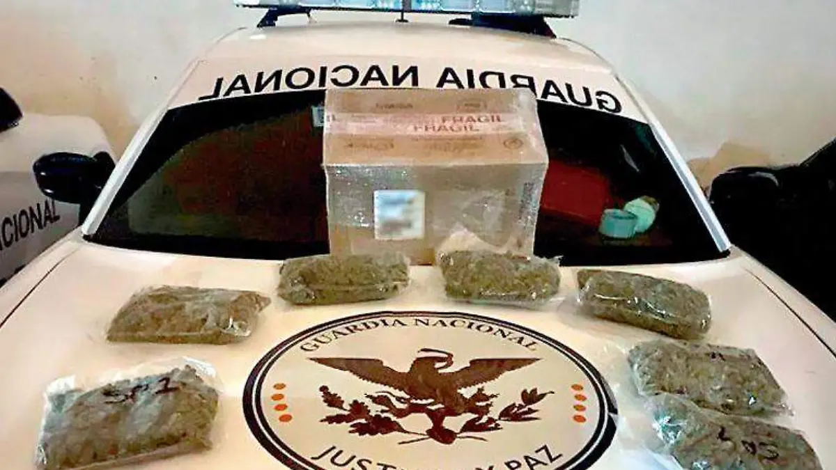 Patrulla de la Guardia Nacional con los paquetes de marihuana asegurados