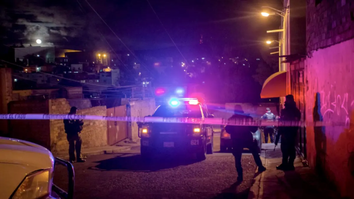 Policías vigilan hotel en la colonia Bellavista donde sujetos armados asesinaron a dos personas