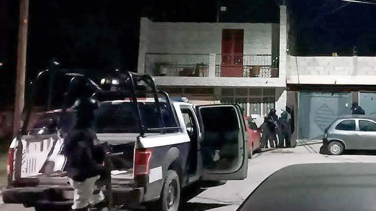 Elementos de la Policía Estatal durante la ejecución de una orden de registro a una vivienda