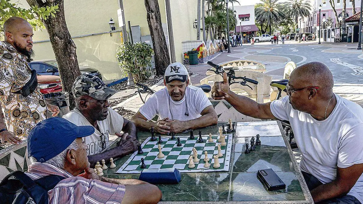 Personas-conviviendo-en-calle-de-miami