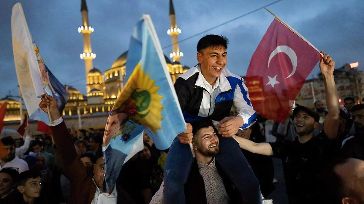 Simpatizantes de Erdogan celebrando resultados electorales