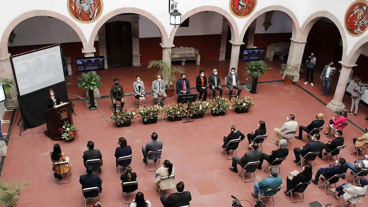Comunidad universitaria reunida
