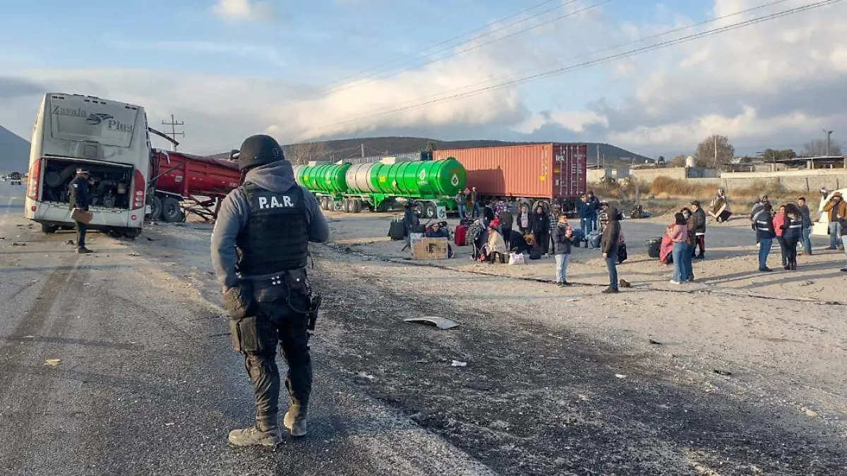 En la carretera Saltillo-Zacatecas se impactó un autobús de pasajeros contra un tractocamión