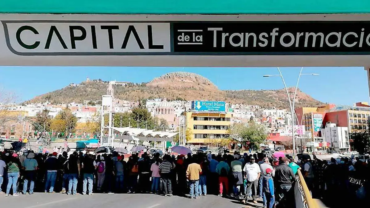 Pensionados, jubilados y docentes bloqueando vialidad del bulevar López Mateos