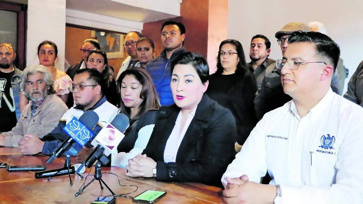 Directora general de las escuelas preparatorias en conferencia de prensa
