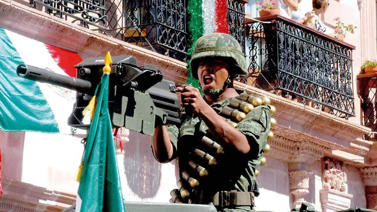 Militar participando en desfile cívico deportivo