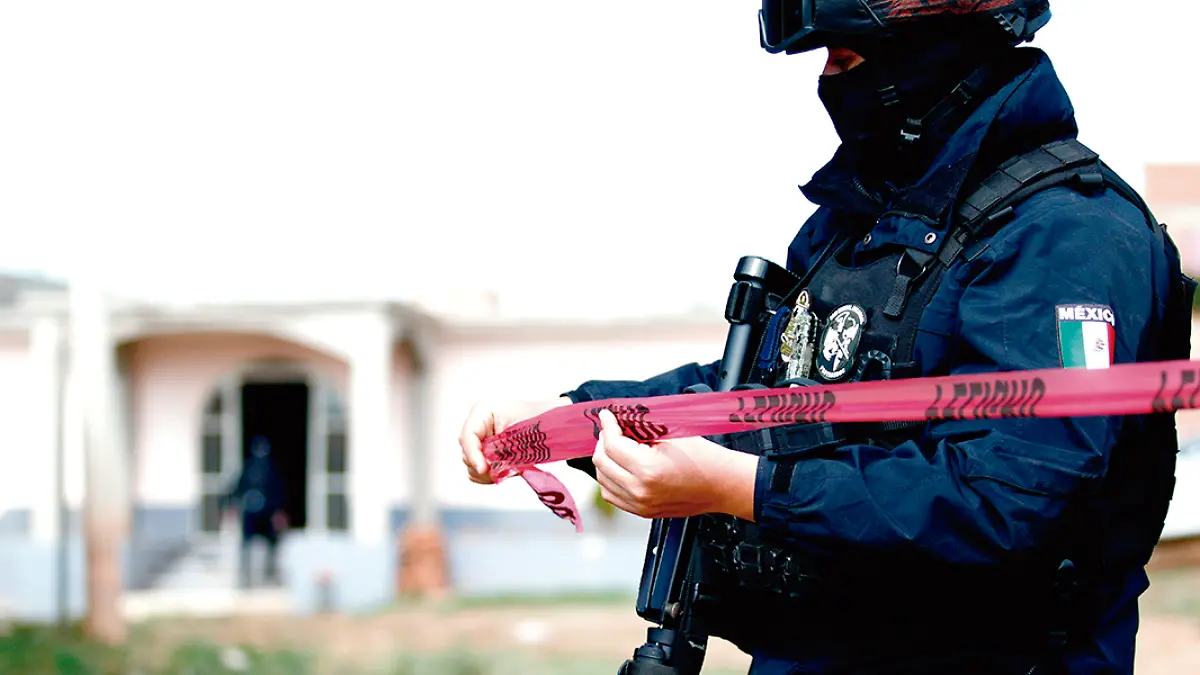 elemento policiaco acordonando zona de intervención