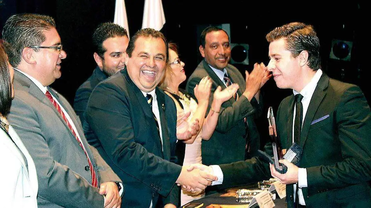 En 2019 José Juan Valdés Aguayo recibió de manos del entonces rector de la UAZ un reconocimiento el día del estudiante