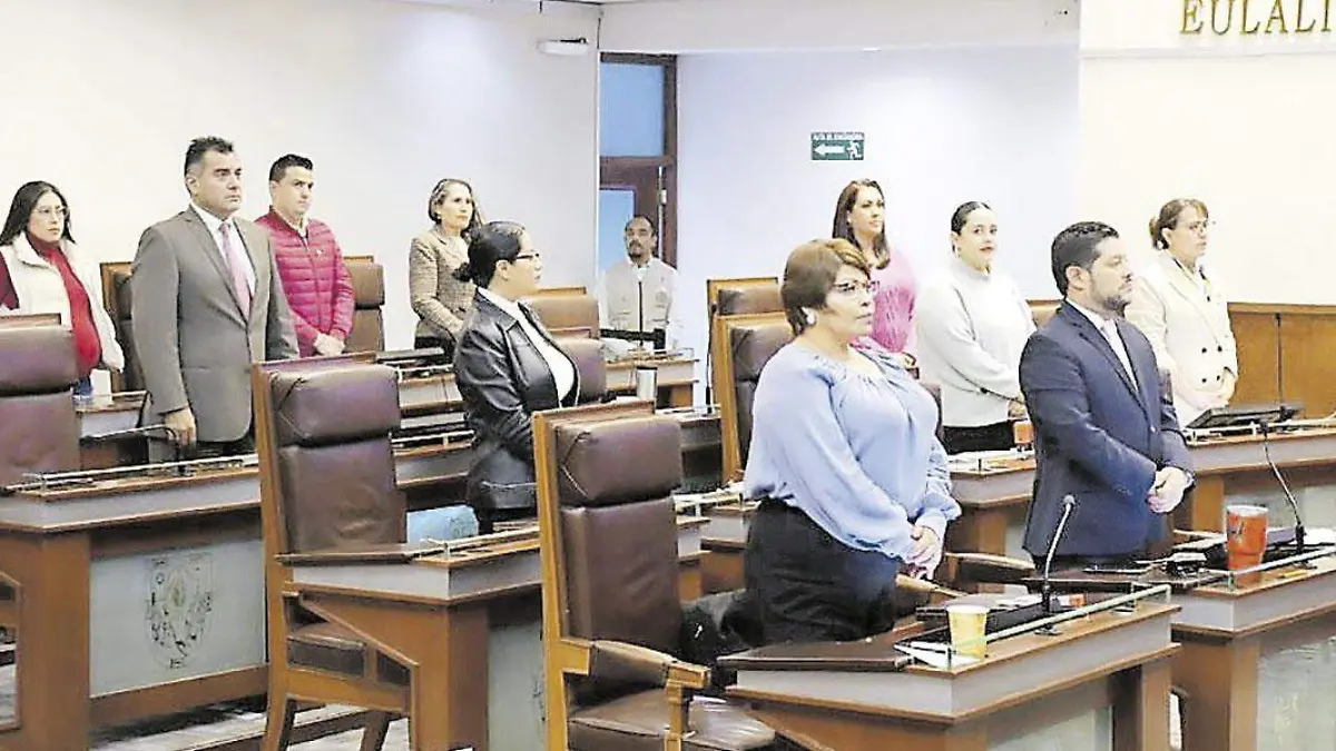 Diputados-en-el-salón-de-plenos-de-la-Legislatura