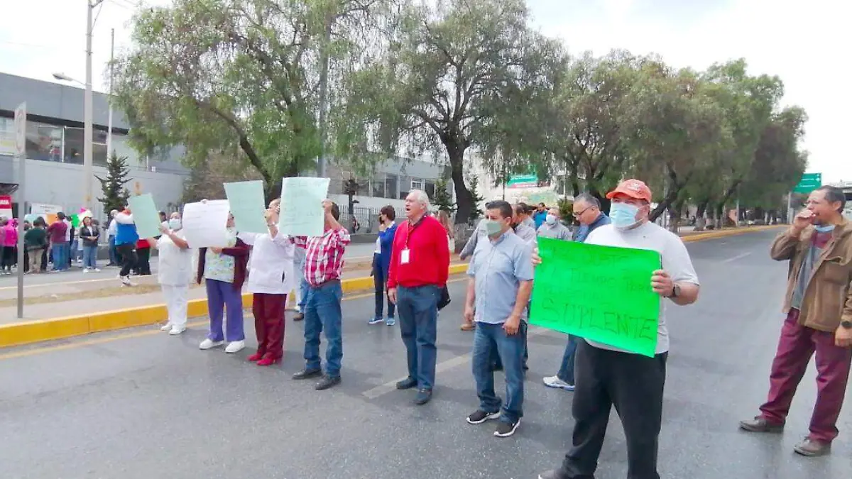 Protesta de trabajadores del ISSSTE en el bulevar