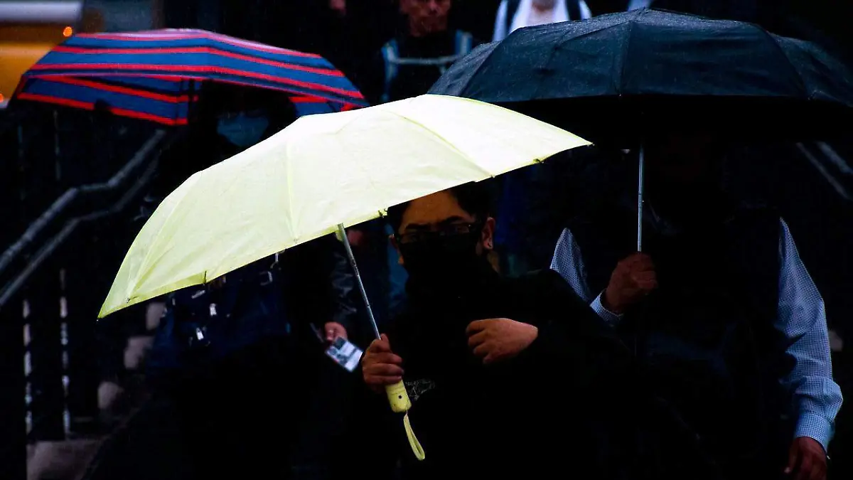 personasconsombrillasabiertasparaprotegerdelalluvia