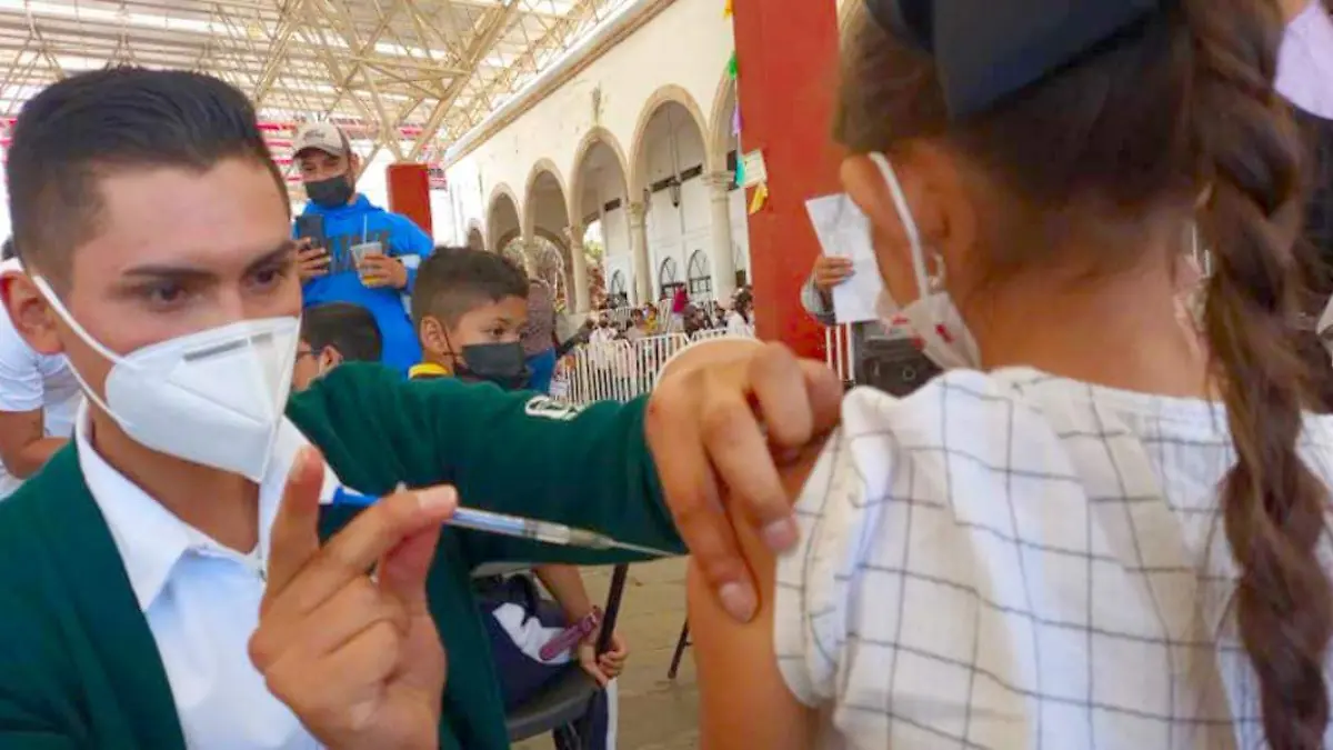 Aplicación de vacuna contra covid-19 a una niña