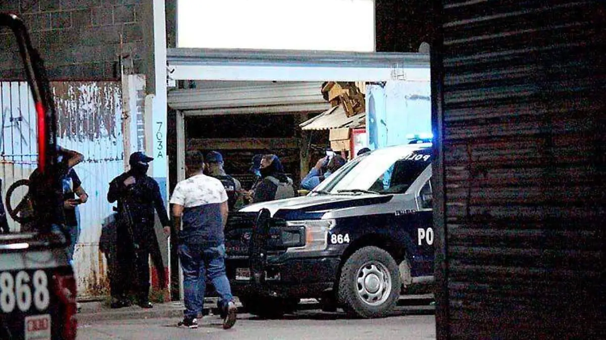 Policías municipales y estatales vigilan un antro en Fresnillo, Zacatecas, en el que fueron asesinadas tres personas