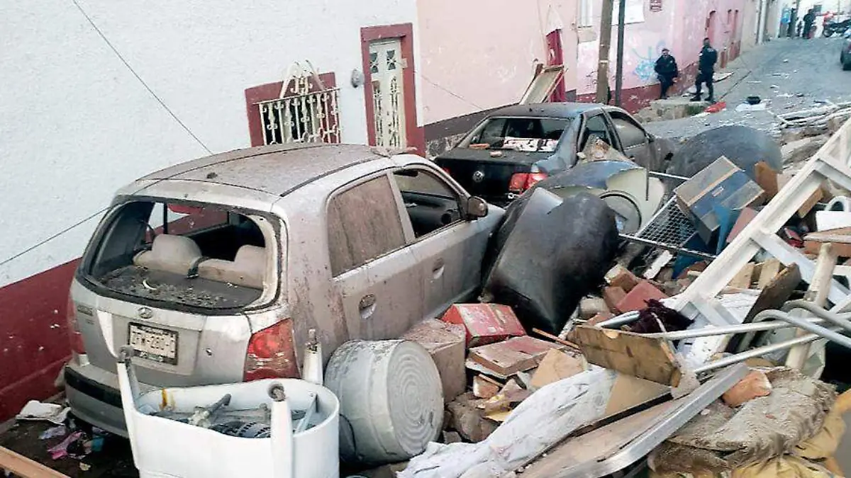 Vehículos dañados por derrumbe de vivienda tras explosión de gas