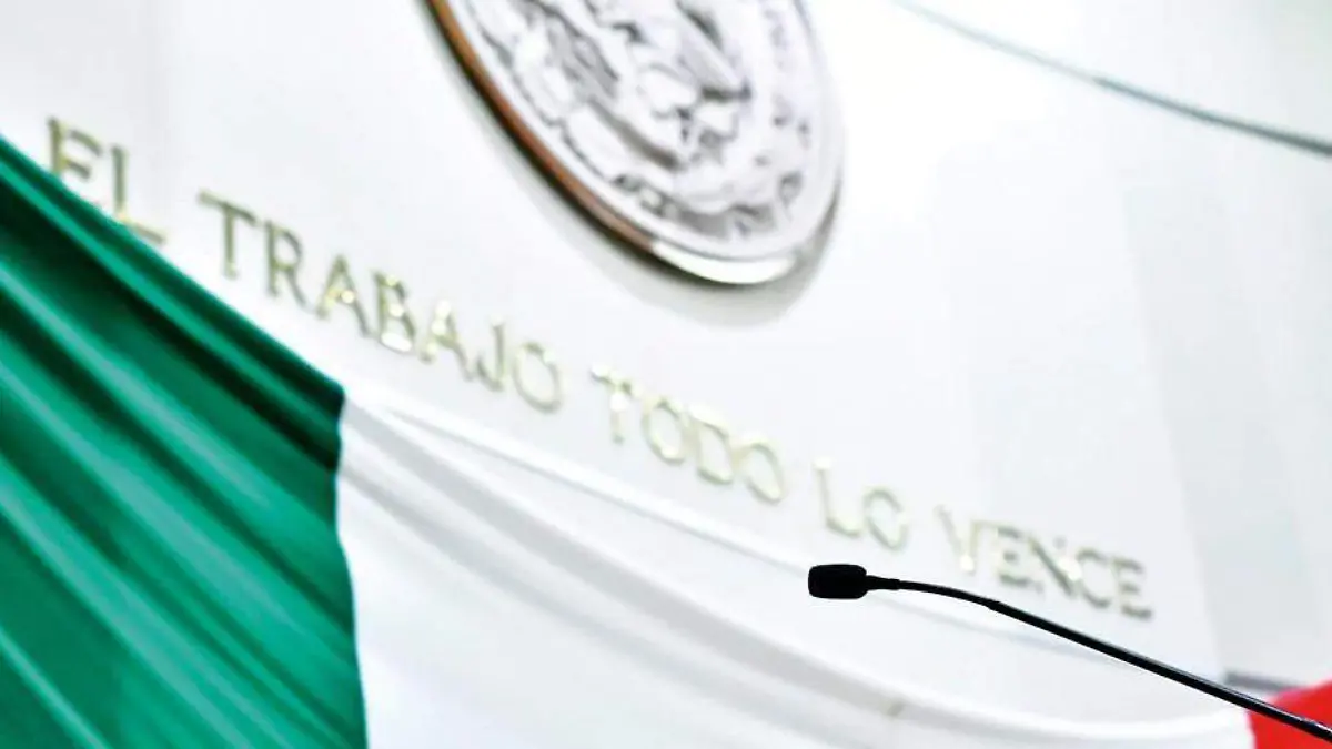 Frase de la ciudad de Zacatecas justo debajo del escudo nacional en el muro del Palacio Legislativo