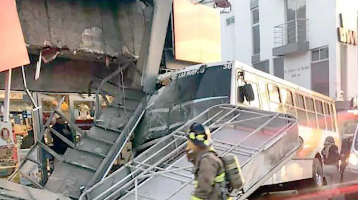 Ruta 14 choca contra tienda de conveniencia en el bulevar López Mateos